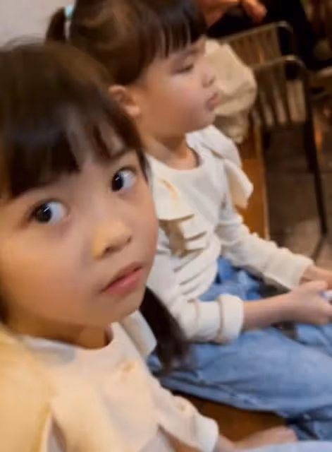 熊黛林全家吃燒烤,6歲大女兒跳舞可愛,小姑娘越來越像媽媽