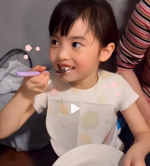 熊黛林全家吃燒烤,6歲大女兒跳舞可愛,小姑娘越來越像媽媽