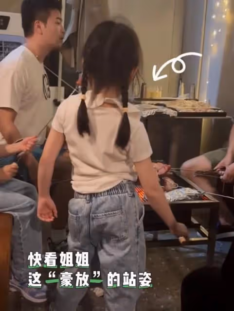 熊黛林全家吃燒烤,6歲大女兒跳舞可愛,小姑娘越來越像媽媽