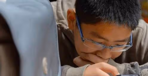 孩子多大配手機最好?不是10歲、不是15歲,教育家說這個年紀剛好