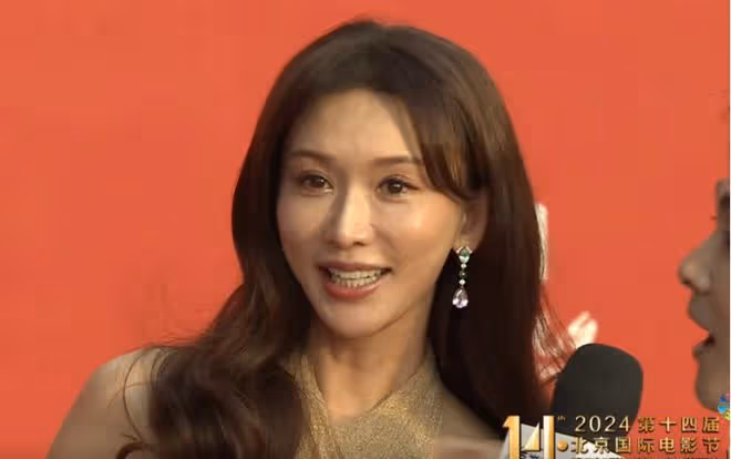 看了37歲楊冪和49歲林志玲的生圖,治好了我的容貌焦慮