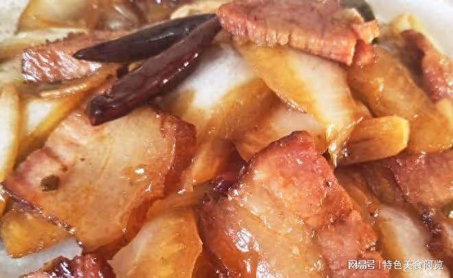 買1斤白菜,半斤臘肉,教你做燜燉美食,咸鮮解饞,味道嘎嘎好吃