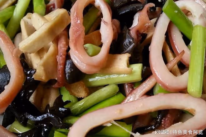 0基礎美食之蒜薹炒墨魚仔,脆嫩解饞,滋補味美,被誇爆的下飯菜