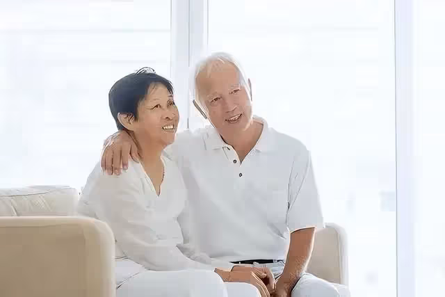 前妻外遇定居國外,我替前岳母養老3年,晚上她卻突然走了,喪禮上前妻突現身 律師一唸遺囑親友全傻了