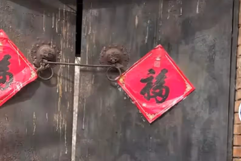 小時候父母吵架,我媽哭著走了,到太陽落山都沒回來,我跑了五里地,在姥姥大門前看到的那一幕,讓我至今都無法忘懷。