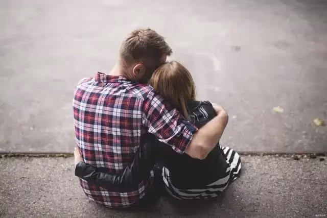 兒子女友問我退休金,我說2900,隔天兒子被分手,我說:幸虧分了