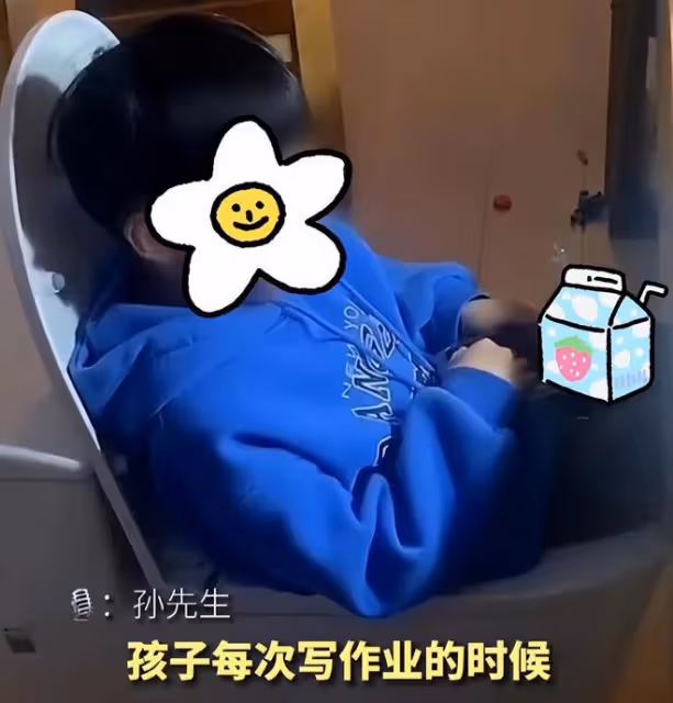 兒子一寫作業就想上廁所,父親用馬桶當凳子,結果他坐上面吃東西