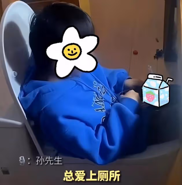 兒子一寫作業就想上廁所,父親用馬桶當凳子,結果他坐上面吃東西