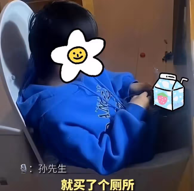 兒子一寫作業就想上廁所,父親用馬桶當凳子,結果他坐上面吃東西