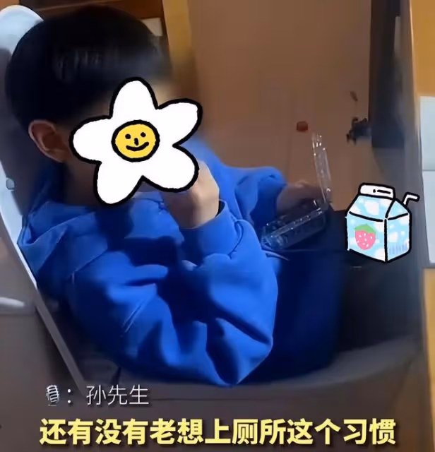 兒子一寫作業就想上廁所,父親用馬桶當凳子,結果他坐上面吃東西