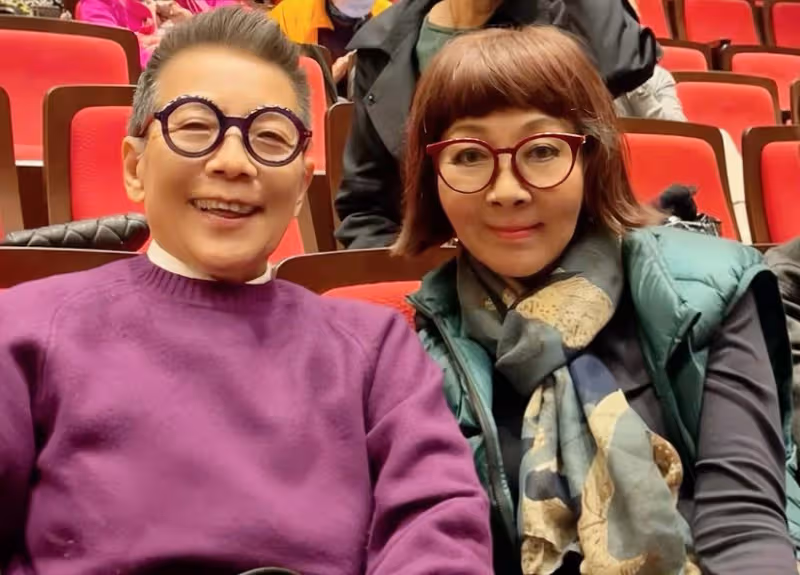 香港服裝設計師患大腸癌離世，癌細胞擴散到肝部，手術後昏迷多日