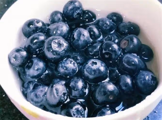 這才是洗藍莓的正確方法,不用放食鹽,髒東西全都洗乾淨
