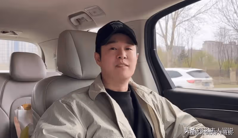 小瀋陽側面回應離開趙本山單飛!現場抖包袱,下跪感謝父母惹淚目