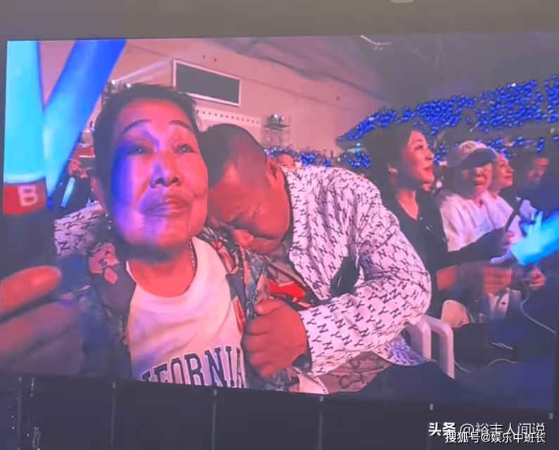 小瀋陽側面回應離開趙本山單飛!現場抖包袱,下跪感謝父母惹淚目