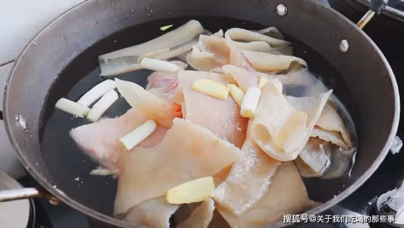 豬皮凍的正確做法,牢記2個要點和比例,晶瑩剔透彈牙,一次成功