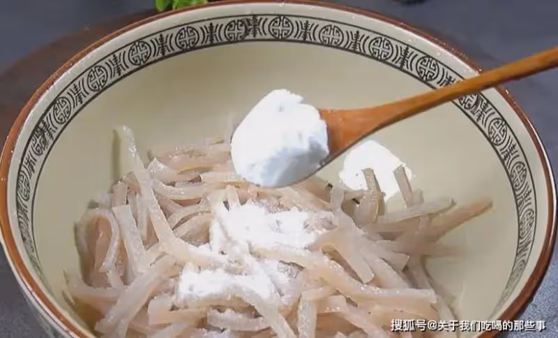 豬皮凍的正確做法,牢記2個要點和比例,晶瑩剔透彈牙,一次成功