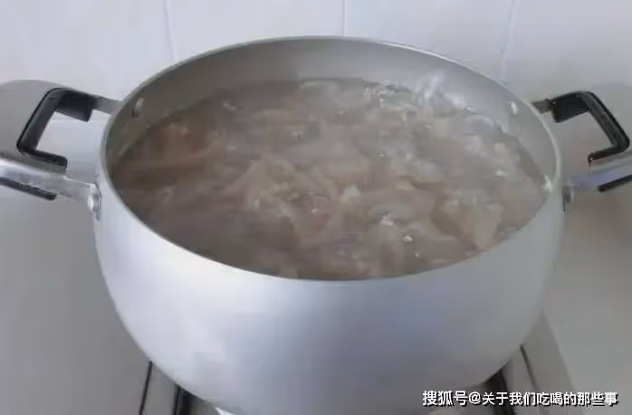 豬皮凍的正確做法,牢記2個要點和比例,晶瑩剔透彈牙,一次成功