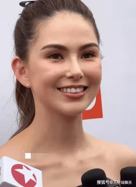 昆凌懟臉照流出:鼻子好漂亮,笑容甜美,網友:一看就是自然美