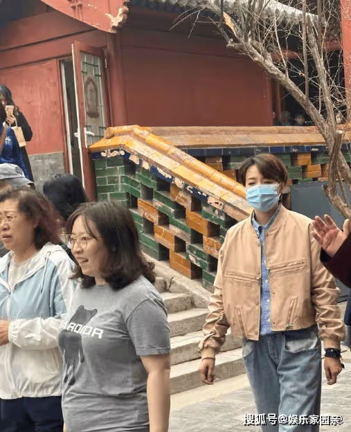 50歲董卿罕有現身面容憔悴!眼神中寫滿故事,疑似常去寺院祈福