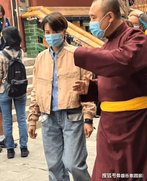 50歲董卿罕有現身面容憔悴!眼神中寫滿故事,疑似常去寺院祈福