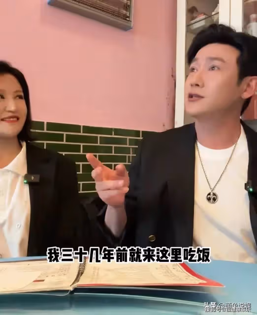 陸毅鮑蕾趁孩子上學,外出過二人世界,餐廳吃飯陸毅偷親鮑蕾超甜
