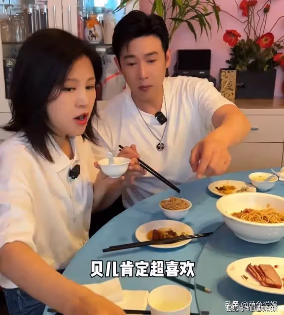 陸毅鮑蕾趁孩子上學,外出過二人世界,餐廳吃飯陸毅偷親鮑蕾超甜