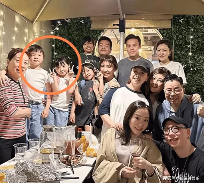 熊黛林帶6歲雙胞胎女兒聚餐,姐姐大眼睛皮膚白凈,比妹妹更受寵
