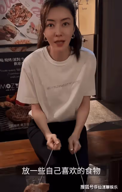 熊黛林帶6歲雙胞胎女兒聚餐,姐姐大眼睛皮膚白凈,比妹妹更受寵