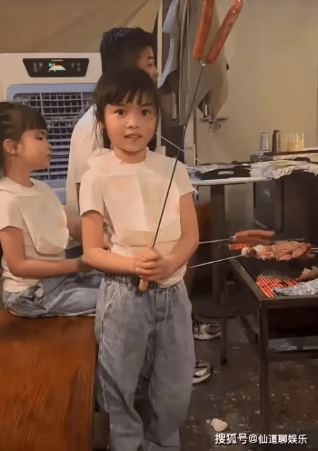 熊黛林帶6歲雙胞胎女兒聚餐,姐姐大眼睛皮膚白凈,比妹妹更受寵