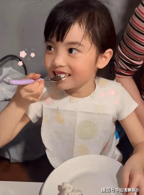 熊黛林帶6歲雙胞胎女兒聚餐,姐姐大眼睛皮膚白凈,比妹妹更受寵