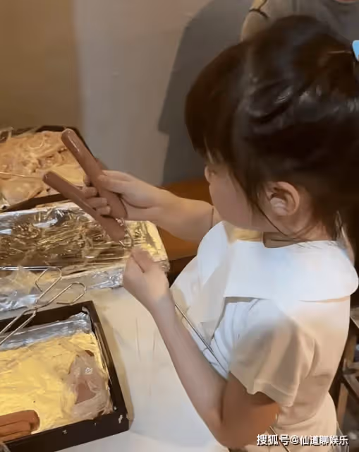熊黛林帶6歲雙胞胎女兒聚餐,姐姐大眼睛皮膚白凈,比妹妹更受寵