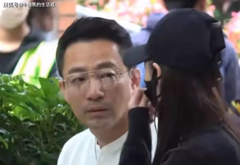 汪小菲帶馬攸梅去學校看兒女哭了,女方背4萬包,孕味十足
