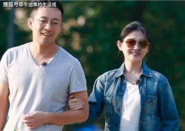 汪小菲帶馬攸梅去學校看兒女哭了,女方背4萬包,孕味十足