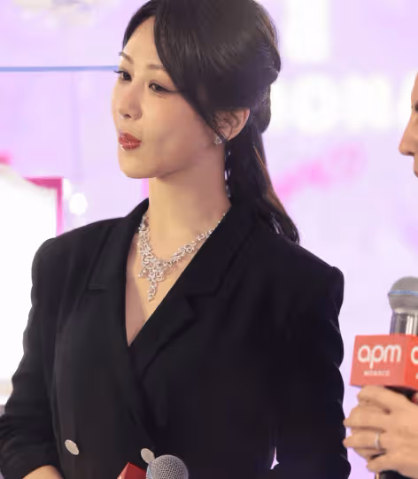 楊紫終於見到「同母異父」的姐姐,網友:同一個爺爺,同一個媽,卻不同的爸