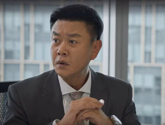 《城中之城》直到默許吳顯龍殺蘇見仁,吳顯龍才發現,趙輝真的狠