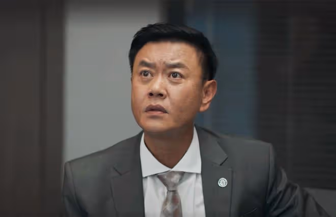《城中之城》直到默許吳顯龍殺蘇見仁,吳顯龍才發現,趙輝真的狠