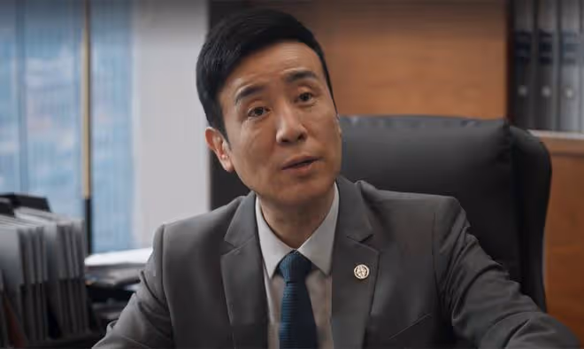 《城中之城》直到默許吳顯龍殺蘇見仁,吳顯龍才發現,趙輝真的狠