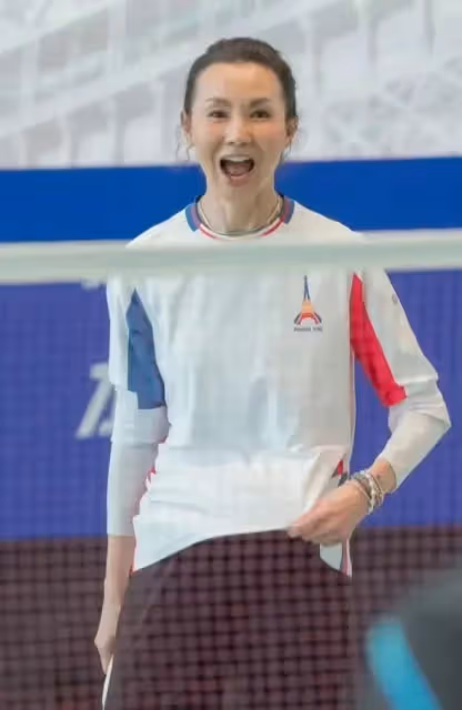 59歲張曼玉露面!扎丸子頭張嘴大笑,林丹李宗緯合體站位引發爭議