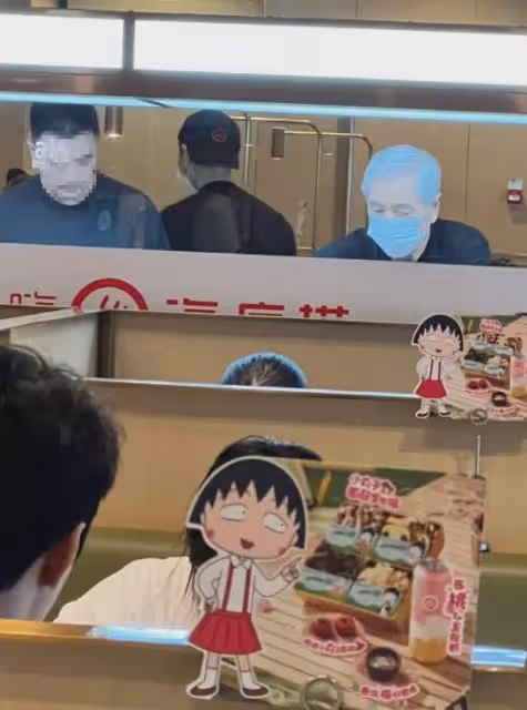 78歲戲骨秦沛近照曝光，獨自吃海底撈不會點餐，好心人幫助他點餐