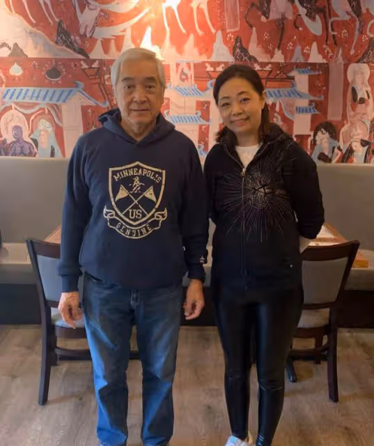 78歲戲骨秦沛近照曝光，獨自吃海底撈不會點餐，好心人幫助他點餐