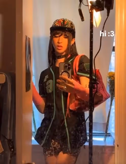 伊能靜兒子曬自拍，22歲哈利穿女裝耍酷，妝造個性粉絲猛夸好看