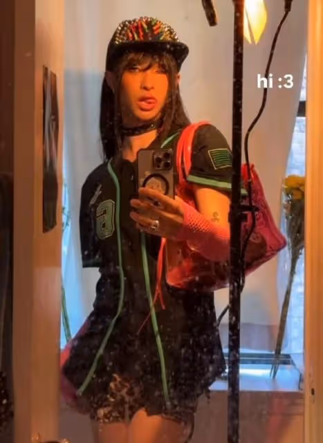 伊能靜兒子曬自拍，22歲哈利穿女裝耍酷，妝造個性粉絲猛夸好看