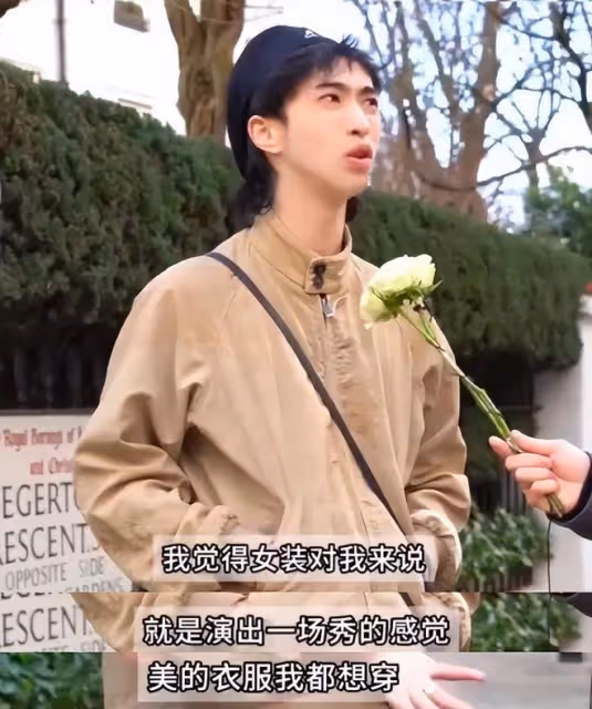 伊能靜兒子曬自拍，22歲哈利穿女裝耍酷，妝造個性粉絲猛夸好看