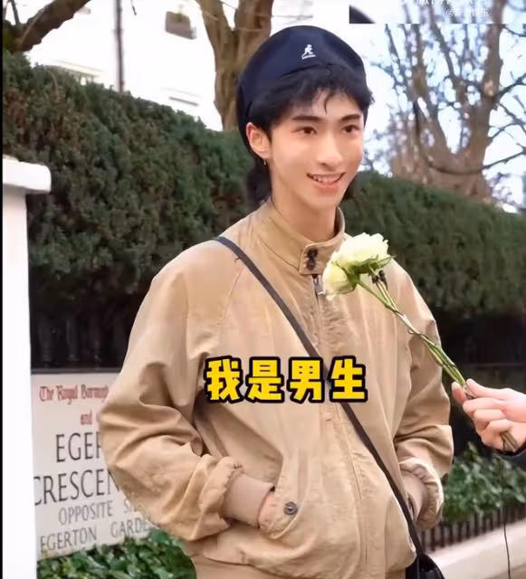 伊能靜兒子曬自拍，22歲哈利穿女裝耍酷，妝造個性粉絲猛夸好看
