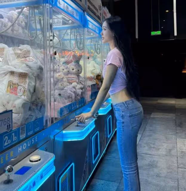 小S二女兒近照曝光，許韶恩穿辣妹裝好性感，腰臀比優越美爆了