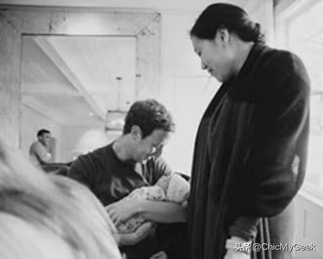 她出身難民,長得不美,卻牢牢抓住全球最年輕億萬富豪的心!