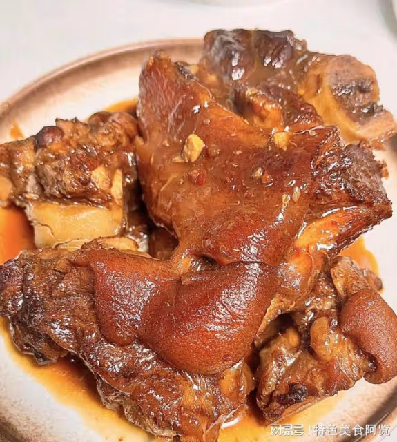 軟爛脫骨的【醬肘子】!黏糊入味,滿滿膠汁,饅頭沾湯都好吃~