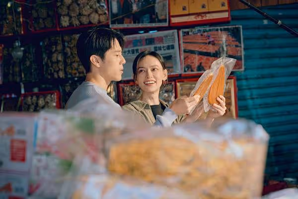 和陳庭妮婚禮卡關！胡宇威為戲先拍婚紗照　親密摟姚以緹腰不怕尷尬
