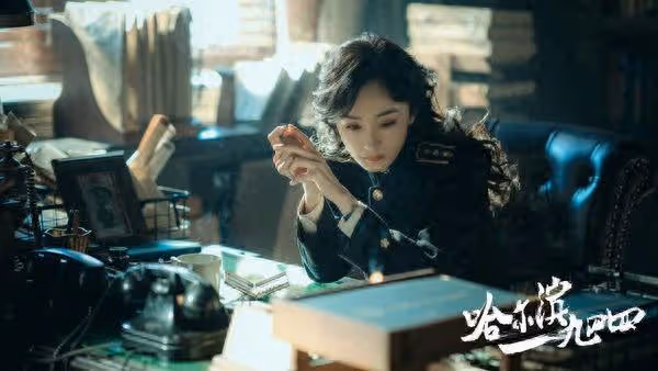 楊冪拍戲「凸顯窮困」拉工作人員手：參考她！　陸網罵翻官方急刪片