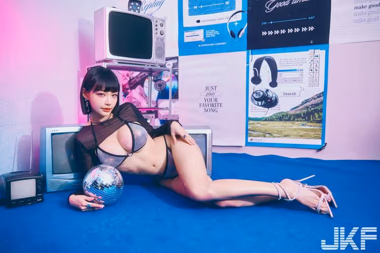 JKF女郎解放胸前雪乳性感爆棚　高顏值引發男人征服慾
